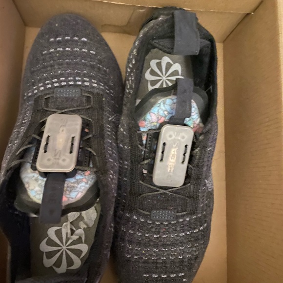 Air Vapormax 2020 FK GS Size 4.5 blk/Dark Grey in great condition - Picture 4 of 7